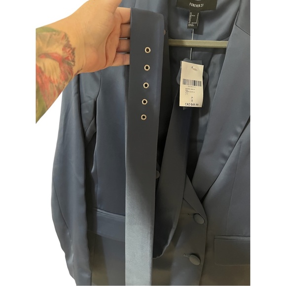 A Forever 21 blazer in size small - Picture 5 of 7